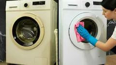 Čistenie práčky: rozdiel medzi špinavou a vyčistenou práčkou, žena utiera dvierka.