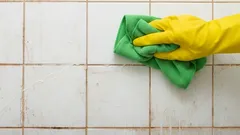 Nános na dlaždiciach v kúpeľni? Upratovačky odhalili tajomstvo, ako sa ho ľahko zbaviť