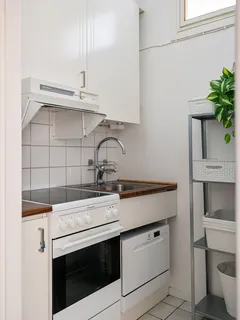 Moderná kuchyňa so drezom, sporákom a umývačkou riadu