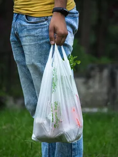 Osoba drží bielu kompostovateľnú tašku SE Organic Bags z PLA materiálu