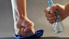 Sťahovanie plastovej fľaše a konzervy rukou, recyklácia odpadu, environmentálna ochrana
