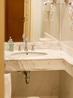 Kúpeľňa s toaletou, umývadlom a zrkadlom v resort Kaliandra