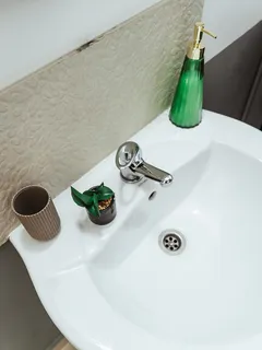 Kúpeľňové umývadlo so zásobníkom mydla vedľa neho