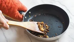Jedlo sa pripeka k panvici? Takto ľahko vyriešite tento problém