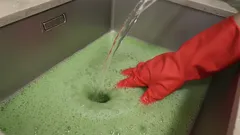 Odtok umývadla sa vyčistí sám: stačí do neho na noc vložiť dve kuchynské ingrediencie. Výsledok vás prekvapí
