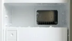 Námraza vo vnútri mrazničky ukazuje potrebu odmrazovania chladničky.