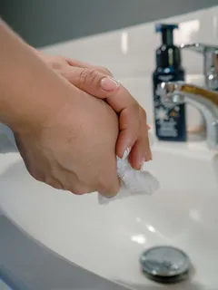 čistenie drezu handrou - upratovanie kuchyne