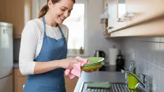 2 ingrediencie, ktoré umývajú riad lepšie ako drahé čistiace prostriedky: taniere žiaria čistotou