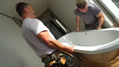 Pri inštalácii vane sa vyvarujte týchto fatálnych chýb, ktoré robí mnoho ľudí. Tu sú dôsledky