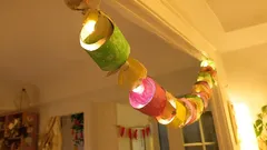 Farebný papierový lampášový veniec zavesený v interiéri ako dekoračné osvetlenie.