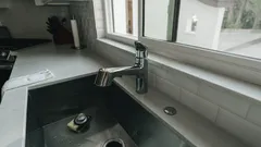 Umývadlo so svojou vodovodnou batériou v kúpeľni