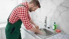 Zaseklo sa umývadlo alebo vaňa? Táto jednoduchá metóda vyrieši problém bez volania inštalatéra