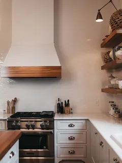 Čisté kuchynské skrinky v perfektnej kuchyni